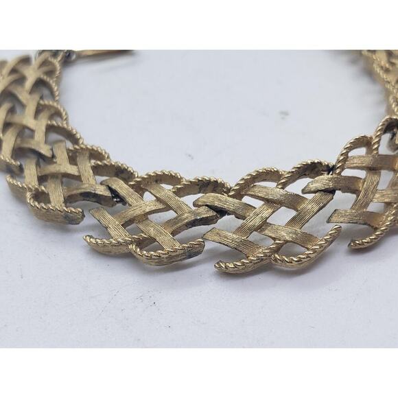 Vintage Trifari Bracelet Braided Link Textured Wide Chunky Signed Gold tone - Picture 5 of 10